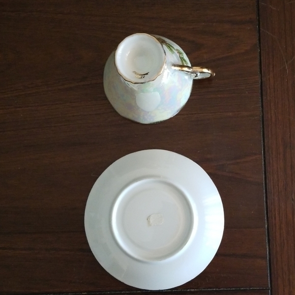 Teacup & saucer set holly pattern - Picture 4 of 5